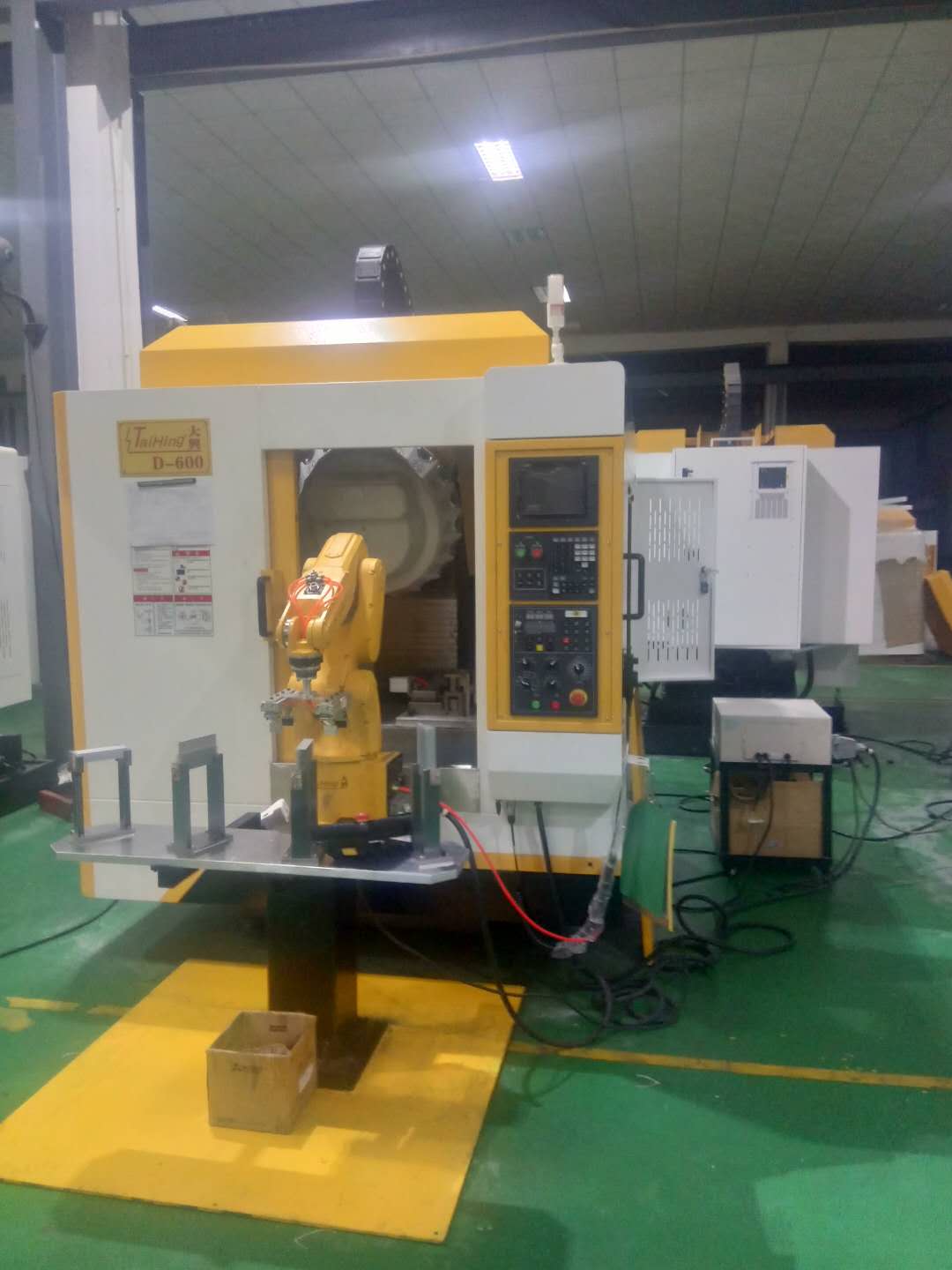 高速鉆孔攻牙機(jī)D-600 (帶機(jī)械手，全自動(dòng)上下料）